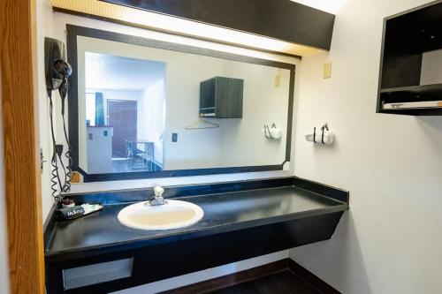 Rose City Inn & Suites