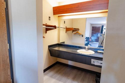 Rose City Inn & Suites
