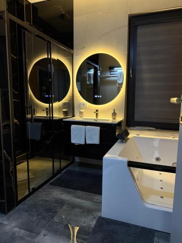 Galactic&Ludmila Suite SPA - Hotel - Braşov