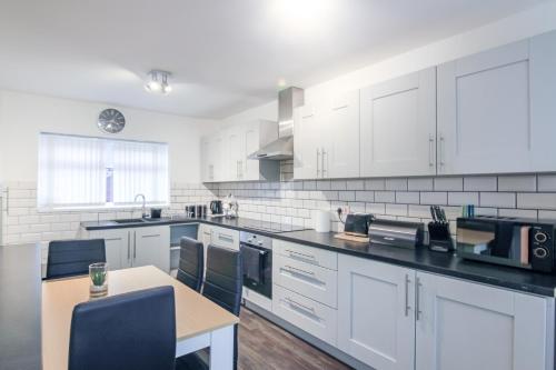 ห้องครัว, Extended Visits Modern Home with Parking, sleeps 5 in ไฮด์