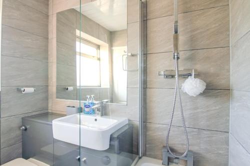 ฝักบัว, Extended Visits Modern Home with Parking, sleeps 5 in ไฮด์