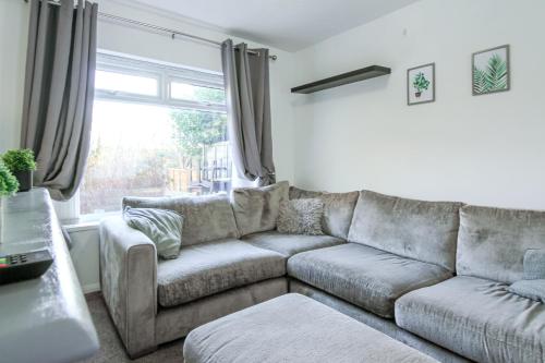 Extended Visits Modern Home with Parking, sleeps 5 in ไฮด์