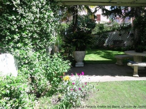 Kert, Hôtel LA PERGOLA (Hotel LA PERGOLA) in Arles-sur-Tech