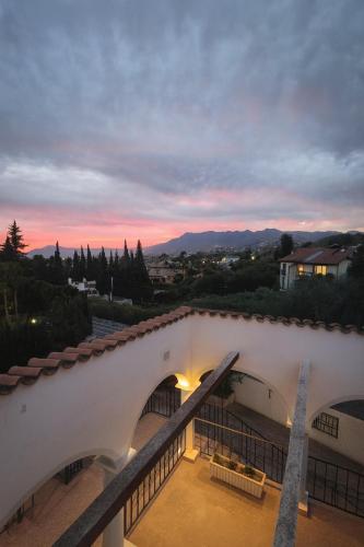 Modern Renovated Villa with Panoramic Views in Prestigious El Rosario, Marbella