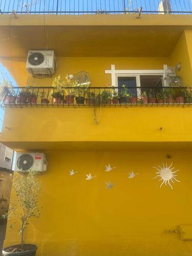 Cozy centrally located room for up to three or four guests family rooms 10 min walk from city center, Tirana (foto 8)