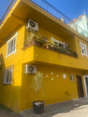 Cozy centrally located room for up to three or four guests family rooms 10 min walk from city center, Tirana (foto 4)