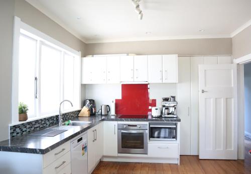 ห้องครัว, Skyline City - Entire Character Apartment - Views, Parking and Netflix in เคลเบิร์น