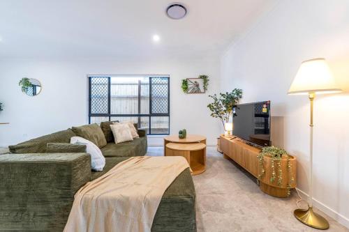 Modern 4Bedroom Canopy House in Greenbank with parking