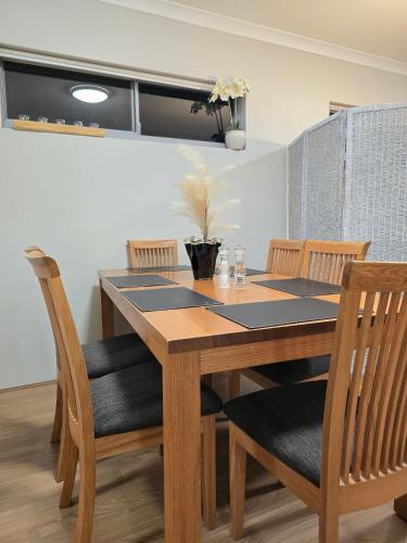 Stylish 2-Bedroom Apartment in Maddington 15 Minutes from Perth Airport - image 4