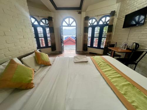 Deluxe Double or Twin Room with Lake View