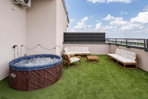 Downtown Skyline Penthouse w Parkview&Jacuzzi
