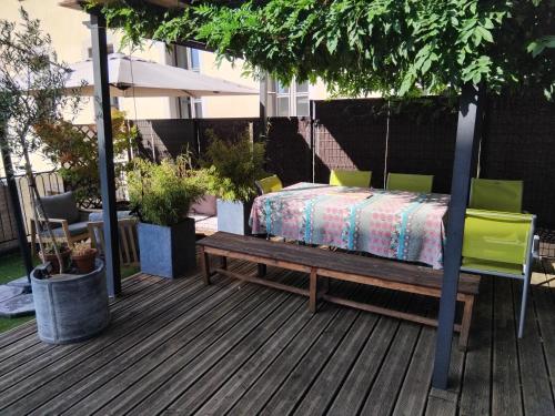 ระเบียง/ชานเรือน, appartement indépendant dans résidence privée, avec accès à la terrasse (appartement independant dans residence privee, avec acces a la terrasse) in เลอ ปูว์ ออง เวอเลย์