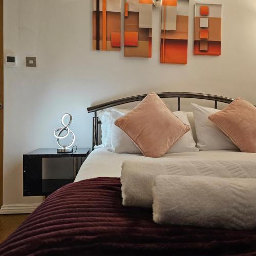 Central Room with Private bathroom and Patio!, London
