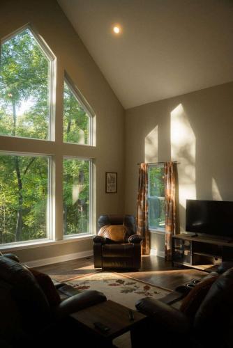 Modern 2 BD cabin with hot tub & Games & Central Loc