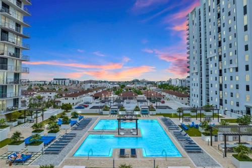 Stylish 3BD-3BR at the Heart of Downtown Doral with Top Amenities & Golf
