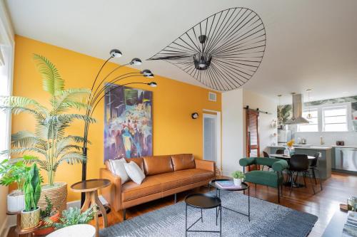 Stylish 2br apt, king-size bed, 5mins to the beach - J3