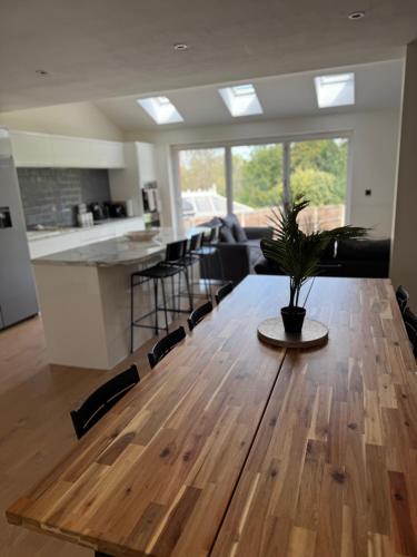5 bedroom house in Orpington bromley near Cyprianis Locksbottom
