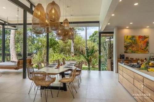 virtuve, Pandanus Lodge & Retreats Bungalow Strelizia in Muelle San Carlos