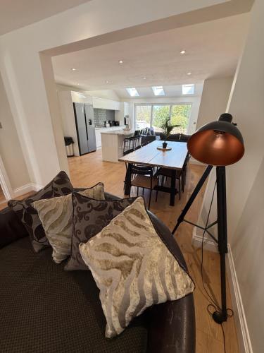 5 bedroom house in Orpington bromley near Cyprianis Locksbottom