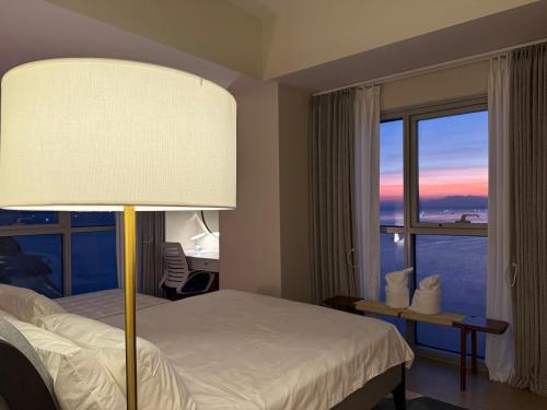Luxurious 1 Br Facing Manila Bay Sunset Nearby Okada MOA Solaire Ayala Malls, Manila