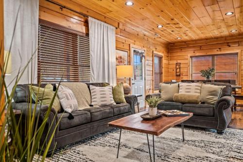 Prime Pigeon Forge location with 2 Hot Tubs, Arcade, 3 Decks and Pool Table