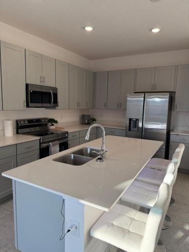 Modern Villa Home Near Disney and Lego Land! in 海恩斯城
