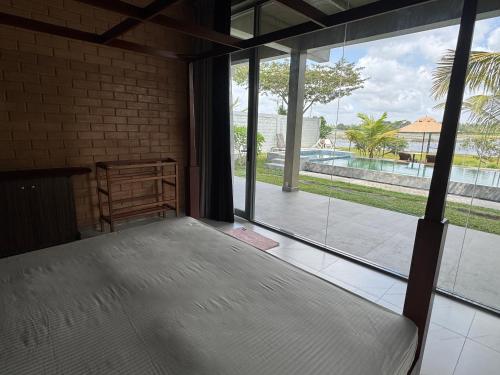 Dikkale Lakefront Villa in Makandura