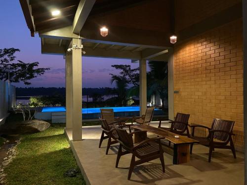 Dikkale Lakefront Villa in Makandura