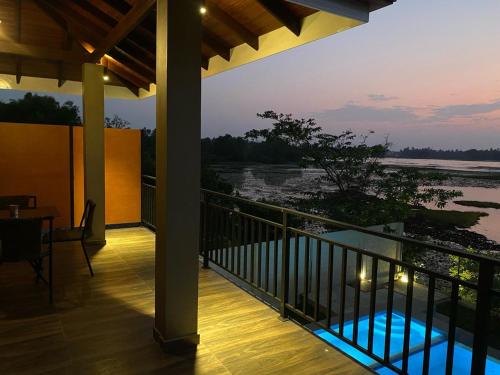 Dikkale Lakefront Villa in Makandura