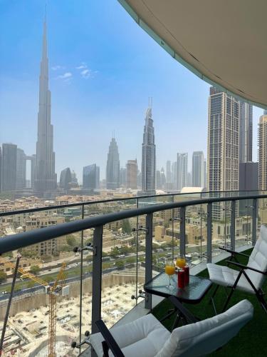 Downtown Escape 2BR with Full BurjKhalifa Panorama, Dubai