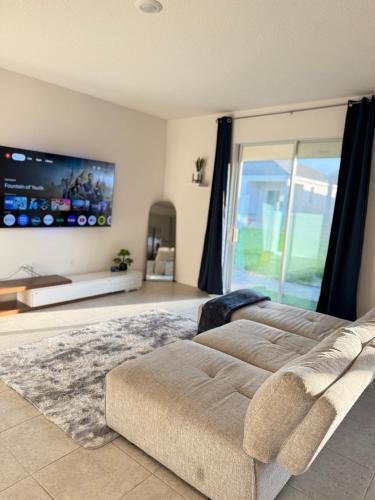 Modern Villa Home Near Disney and Lego Land! in 海恩斯城
