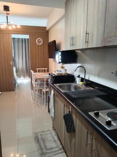 1 BR- with Balcony -Shore 2 Tw2 - Pasay MOA, Манила