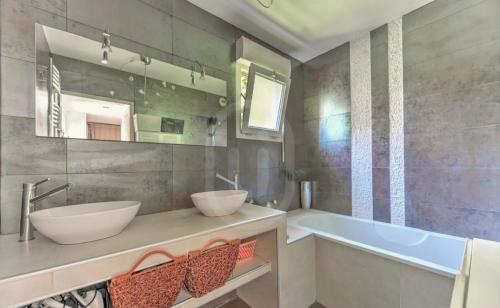 Duplex 120m ,50m terrasse proche centre et mer in La Lironde