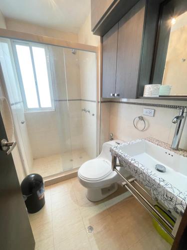 Chuveiro, Apartamento completo de 3 habitaciones frente al Aeropuerto Maiquetia in Maiquetía