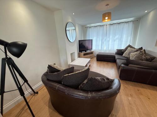 5 bedroom house in Orpington bromley near Cyprianis Locksbottom