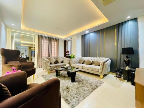 GoldCrest Mall Luxury Apartments with Balcony By SkyAura In DHA Lahore - image 8