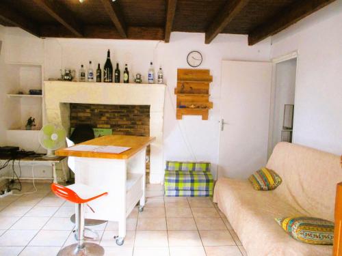 à 10mn RN10 et RN141 ,15mn Angouleme, Cognac, Barbezieux,1h Bordeaux, ! gîte à louer Sireuil