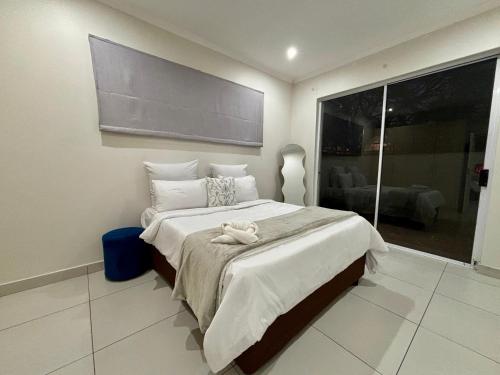 The Cozy Double , 2 Full Rooms , Spacious Living Room And A Double Garage