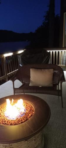 Water Front Home with Private Dock and Hottub in ซูเก (บริติช โคลัมเบีย)