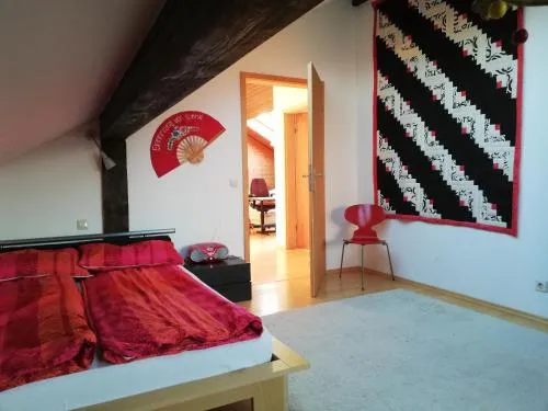 Großzügige und kunstvolle Dachgeschosswohnung in Leichlingen Rheinland, Deutschland