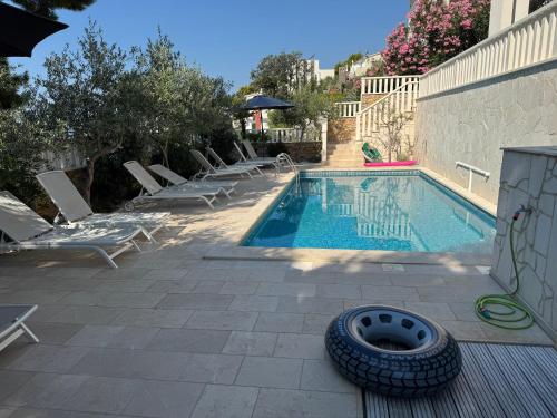 Luxury Beachfront Villa Carlisa in Okrug Gornji