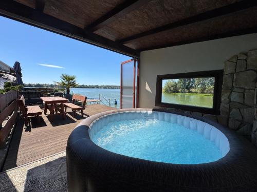 Chata u Rybníka (Chata u Rybnika) in Nove Veseli