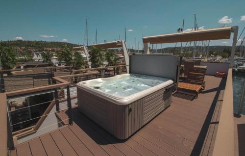 المنطقة المحيطة, Luxury Houseboat Lavender in Lucija
