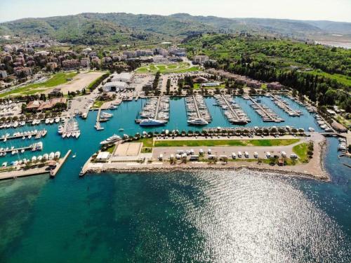 المنطقة المحيطة, Luxury Houseboat Lavender in Lucija