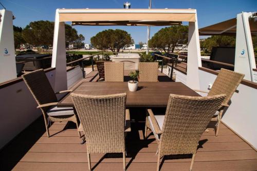 المرافق, Luxury Houseboat Lavender in Lucija
