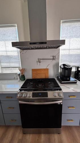 Kitchen, San Diego Oasis Fire Pit, Putting Green, Near Everything in Birdland