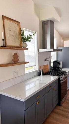 Kitchen, San Diego Oasis Fire Pit, Putting Green, Near Everything in Birdland