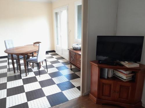 Le calme pres de la ville in Le Grand Chemin