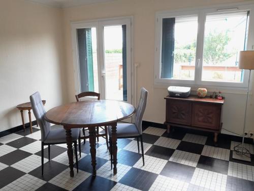 Le calme pres de la ville in Le Grand Chemin