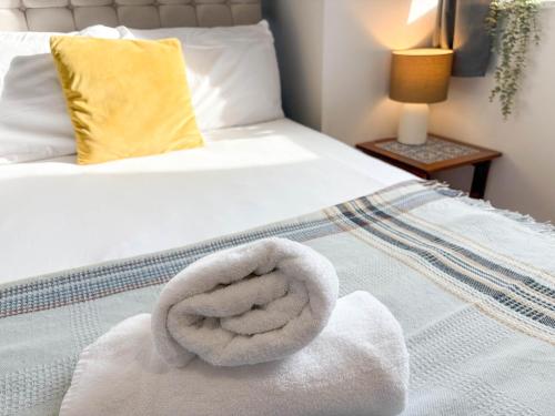 Spacious 2BR 2BA Apartment City Centre Sleeps 5 - Tap to explore photos